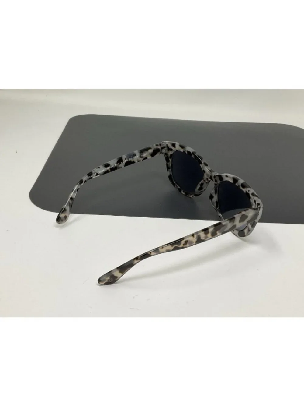 Peepers Center Stage Oversized Reading Sunglasses Gray Tortoise +1.50